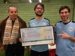 Robert Stöger, Michael Kraft und Erik Tajalli freuen sich über 500 Euro gesammelte Spenden.